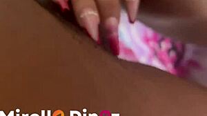 kaylla tem uma conversa intima com o camera man