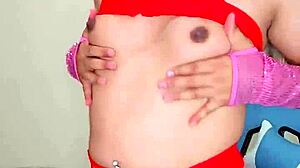 Transexual beauty shows off rosadita y rica polla