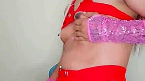 Transexual beauty shows off rosadita y rica polla