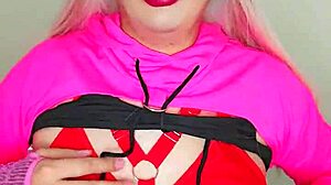 Transexual beauty shows off rosadita y rica polla