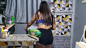 Fetiche de Transar na Cozinha com Brunette Fitness Creampie