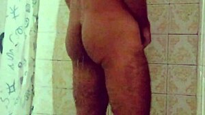 Duas Gozadas Enquanto Eu Tomava Banho com a Porra Escorrendo pela Minha Mão