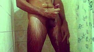 Duas Gozadas Enquanto Eu Tomava Banho com a Porra Escorrendo pela Minha Mão