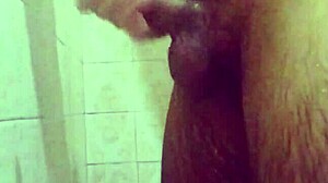 Duas Gozadas Enquanto Eu Tomava Banho com a Porra Escorrendo pela Minha Mão