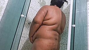 flagra de vizinha tomando banho e tendo um grande squirt