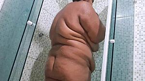 flagra de vizinha tomando banho e tendo um grande squirt