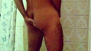 Duas Gozadas Enquanto Eu Tomava Banho com a Porra Escorrendo pela Minha Mão