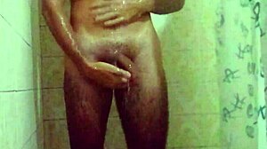 Duas Gozadas Enquanto Eu Tomava Banho com a Porra Escorrendo pela Minha Mão