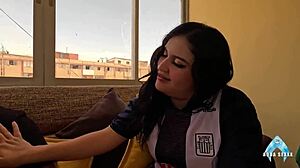 فريقي خسر بس أنا فزت بنيك فتاتي النحيفة!