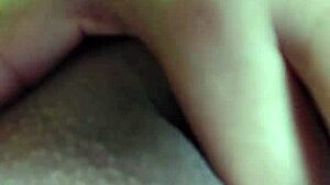 masturbando com pregador e gozando