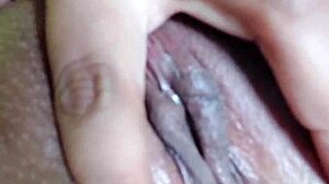 masturbando com pregador e gozando