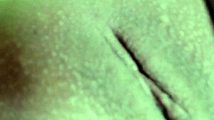 masturbando com pregador e gozando