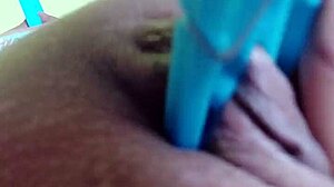 masturbando com pregador e gozando