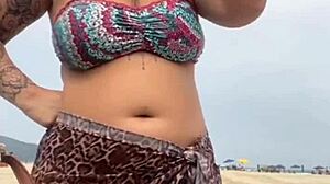 Fiquei peladinha na praia na frente do cara ele ficou de pau duro e eu dei uma pegadinha no pau