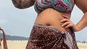 Fiquei peladinha na praia na frente do cara ele ficou de pau duro e eu dei uma pegadinha no pau