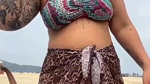 Fiquei peladinha na praia na frente do cara ele ficou de pau duro e eu dei uma pegadinha no pau