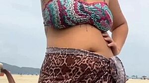 Fiquei peladinha na praia na frente do cara ele ficou de pau duro e eu dei uma pegadinha no pau