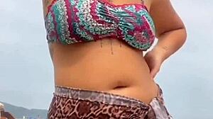 Fiquei peladinha na praia na frente do cara ele ficou de pau duro e eu dei uma pegadinha no pau