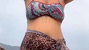 Fiquei peladinha na praia na frente do cara ele ficou de pau duro e eu dei uma pegadinha no pau