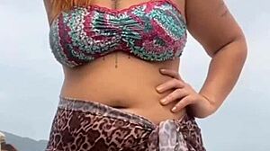 Fiquei peladinha na praia na frente do cara ele ficou de pau duro e eu dei uma pegadinha no pau