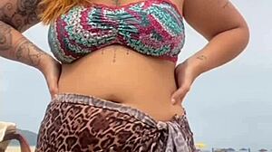 Fiquei peladinha na praia na frente do cara ele ficou de pau duro e eu dei uma pegadinha no pau