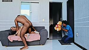 Meu namorado bobo me trouxe um presente romantico e mim encontrou fodendo seu irmao no dia dos namorados eu prefiro um pau grande no cu 😏