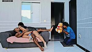 Meu namorado bobo me trouxe um presente romantico e mim encontrou fodendo seu irmao no dia dos namorados eu prefiro um pau grande no cu 😏