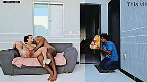 Meu namorado bobo me trouxe um presente romantico e mim encontrou fodendo seu irmao no dia dos namorados eu prefiro um pau grande no cu 😏