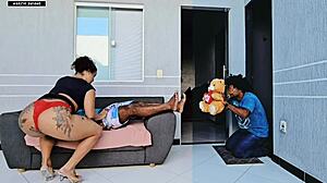 Meu namorado bobo me trouxe um presente romantico e mim encontrou fodendo seu irmao no dia dos namorados eu prefiro um pau grande no cu 😏