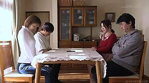 年轻离婚妈妈和她隐居的新哥哥。看萨里娜·莫莫纳加的故事！