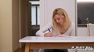 Isabella De Laa Striptease