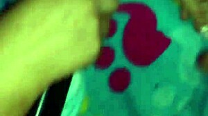 cansado del trabajo, veo porno y mi esposa me masturba