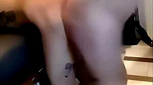 Die schlampe muss nach dem pissen den schwanz sauber lutschen mit spanking und humiliation