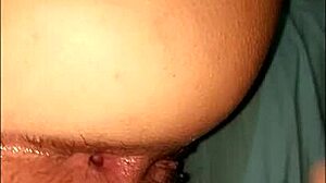 Metendo no cu da putinha e gozando todo o rabo dela!