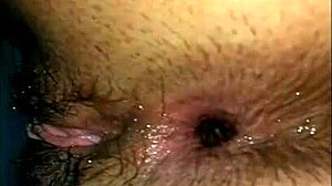 Metendo no cu da putinha e gozando todo o rabo dela!