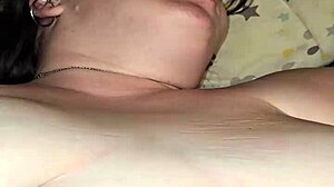 Licking that MILF pussy to taste her sweet juice 😋