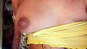 morena gostosa curte sexo quente na cadeira de balanço