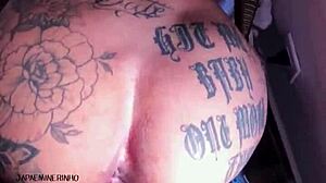 morena gostosa curte sexo quente na cadeira de balanço