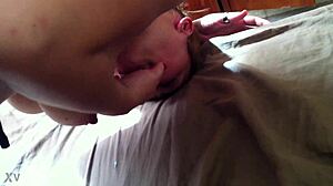 Check out this white ass handjob 😈