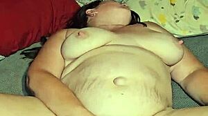 Licking that MILF pussy to taste her sweet juice 😋