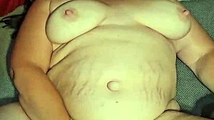 Licking that MILF pussy to taste her sweet juice 😋