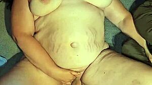 Licking that MILF pussy to taste her sweet juice 😋