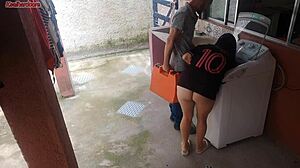 Dona de casa casada paga técnico com BUNDA enquanto marido fora