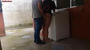 Dona de casa casada paga técnico com BUNDA enquanto marido fora