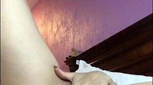 masturbandome rico con mi dildo para el amigo de mi mejor amigo, sintiendo ese placer intenso y hermoso