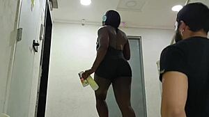 i'm trying to give a free squat lesson but my brazilian fitness body distracts the neighbor