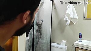 i'm trying to give a free squat lesson but my brazilian fitness body distracts the neighbor