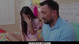 Крошечная 18+ брюнетка девушка 18+ падчерица Лиз Джордан фантазирует об отчиме Бобби Бифкейкс