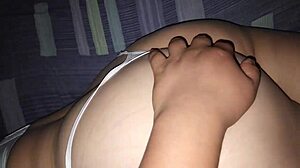 encuentro a la mama de mi mejor amigo recostada en mi cama 😏