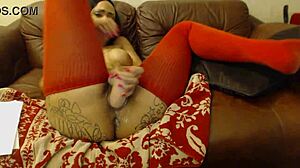 i watch the tatted camgirl fuck her holes with dildos